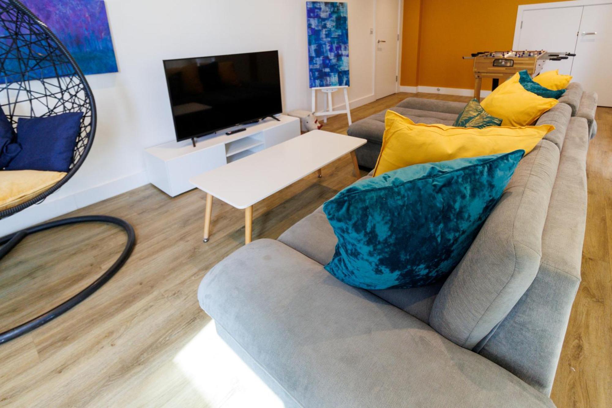 City Centre, Sleeps 7, Stunning Views & Parking, Interconnected Rooms Long Stay Work Contractor Leisure, Diamond Penthouse CBG Dış mekan fotoğraf